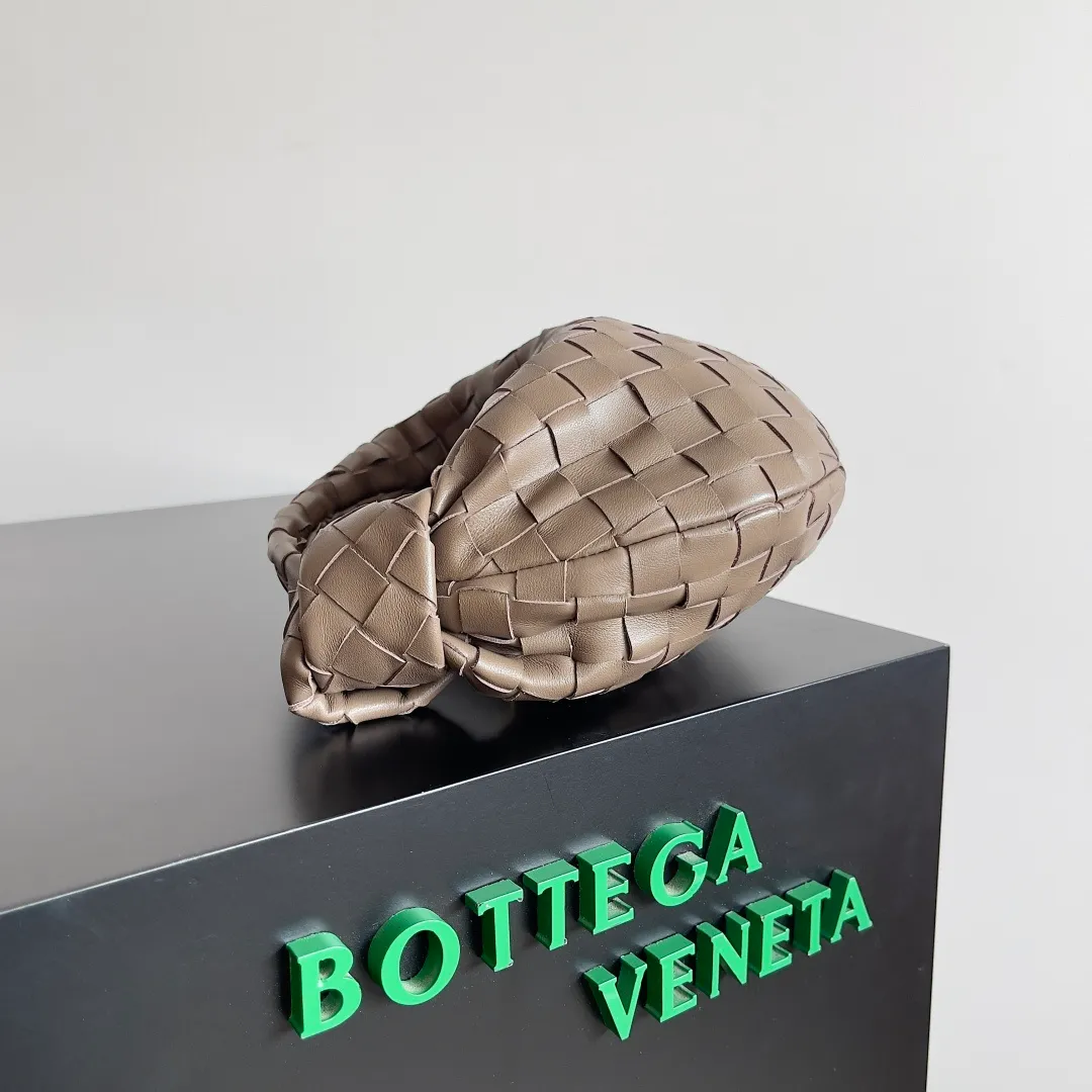 Batch 1120 Bottega veneta͙.——The latest woven knotted hobo🔥 The top-grade lambskin leather is very soft, the bag shape is unique, practical and durable. It retains the traditional woven elements while being a little more flamboyant ~ Made of hand-woven sheepskin, zipper opening and closing, curved seamless structure, effortless to match. Highly recommended⚠️⚠️⚠️ The highest-end in the market🌈 Welcome to compare [all shipped from the factory with a full set of packaging] size: 23x15x5cm.   Model: 651876